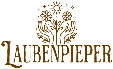 „LAUBENPIEPER“-Kollektion: Nachhaltige T-Shirts, Hoodies und Pullover mit stilvollem Print, ideal für Schrebergarten-Liebhaber*innen und Gartenfans.