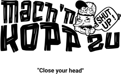 Schwarzes -Graffiti-Design mit auffälligem Schriftzug „Mach'n Kopp zu“ und einer cartoonhaften Berliner Schnauze-Figur mit Basecap, herausgestreckter Zunge und Sprechblase „Shut up!“. Darunter steht übersetzt „Close your head“