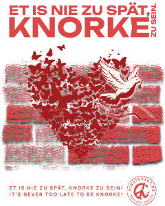 Design mit rotem Ziegelhintergrund, einem Herz aus Schmetterlingen und einer weißen Taube mit Olivenzweig. Text: „Et is nie zu spät, knorke zu sein!“ in Deutsch und Englisch. Frieden und Hoffnung im Berliner Stil. Auf Shirts, Hoodies und Kinkerlitzchen