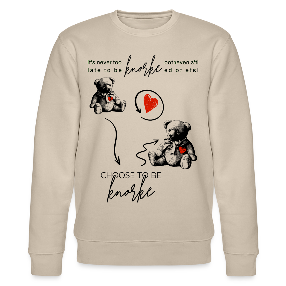 Beiges Sweatshirt mit zwei Teddybären, rotem Herz und dem Schriftzug „It’s never too late to be knorke – choose to be knorke“. Stylisches Berliner Statement-Design.
