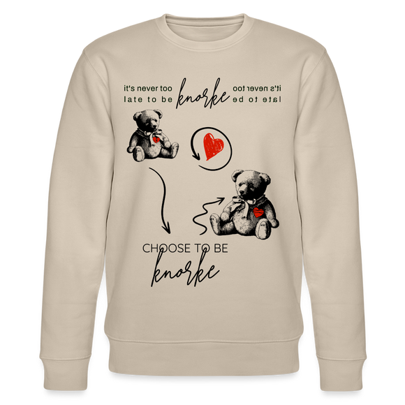 Beiges Sweatshirt mit zwei Teddybären, rotem Herz und dem Schriftzug „It’s never too late to be knorke – choose to be knorke“. Stylisches Berliner Statement-Design.