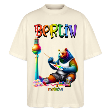 Illustration eines bunten Bären in Regenbogenfarben, der mit Pinsel und Farbpalette kreativ ist, vor dem Berliner Fernsehturm in Regenbogenoptik. Darüber der Schriftzug "Berlin" in Regenbogenfarben und darunter ganz klein "Findickjut". Perfekt zur Feier des CSD Berlin 2025. Oversized Unisex Bio T-Shirt -Naturweiß