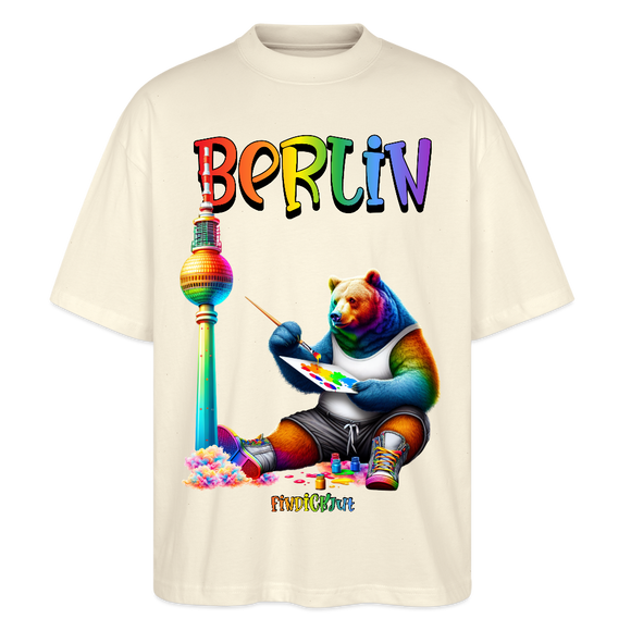 Illustration eines bunten Bären in Regenbogenfarben, der mit Pinsel und Farbpalette kreativ ist, vor dem Berliner Fernsehturm in Regenbogenoptik. Darüber der Schriftzug "Berlin" in Regenbogenfarben und darunter ganz klein "Findickjut". Perfekt zur Feier des CSD Berlin 2025. Oversized Unisex Bio T-Shirt -Naturweiß