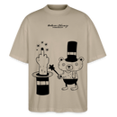 Steingraues Oversized Berlin Shirt mit schwarzem „OHNE WORTE“-Design, Zauberhut, ausgestrecktem Mittelfinger und kleinem Bären als Magier.