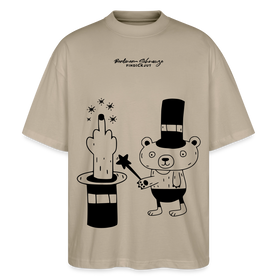 Steingraues Oversized Berlin Shirt mit schwarzem „OHNE WORTE“-Design, Zauberhut, ausgestrecktem Mittelfinger und kleinem Bären als Magier.