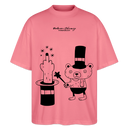 Pink farbenes Oversized Berlin Shirt mit schwarzem „OHNE WORTE“-Design, Zauberhut, ausgestrecktem Mittelfinger und kleinem Bären als Magier.