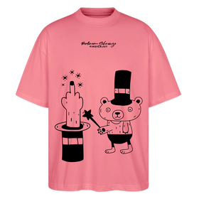 Pink farbenes Oversized Berlin Shirt mit schwarzem „OHNE WORTE“-Design, Zauberhut, ausgestrecktem Mittelfinger und kleinem Bären als Magier.