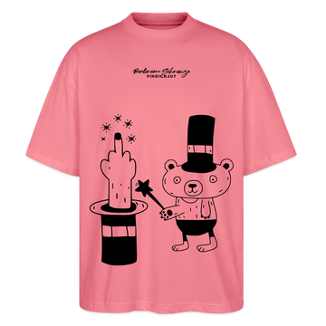 Pink farbenes Oversized Berlin Shirt mit schwarzem „OHNE WORTE“-Design, Zauberhut, ausgestrecktem Mittelfinger und kleinem Bären als Magier.