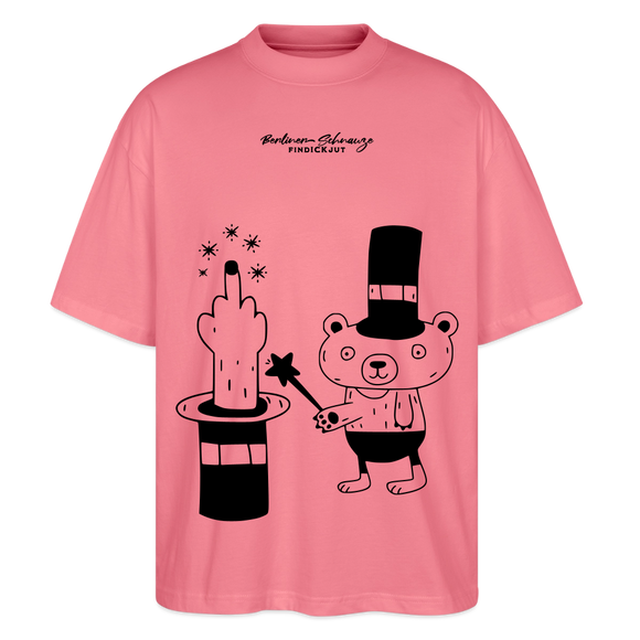 Pink farbenes Oversized Berlin Shirt mit schwarzem „OHNE WORTE“-Design, Zauberhut, ausgestrecktem Mittelfinger und kleinem Bären als Magier.