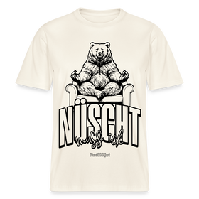 Berlin T-Shirt in naturweiss mit meditierendem Berliner Bären und Aufdruck „NÜSCHT muss ick“ im Berliner Schnauze Stil, Streetwear Design von findICKjut, ideal für Berlin Fans und Dialekt‑Liebhaber.