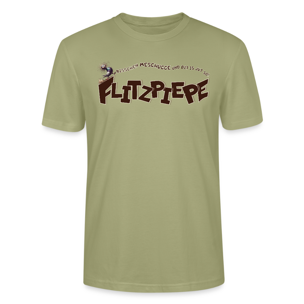 Nebelgrünes Bio Unisex T-Shirt mit braunem Schriftzug "FLITZPIEPE" auf der Brust. Darüber steht in kleinerer Schrift: "BISSCHEN MESCHUGGE UND DIT IS JUT SO!" Links neben dem Text ist eine kleine, stilisierte Illustration einer verrückten Figur zu sehen.