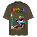 Illustration eines bunten Bären in Regenbogenfarben, der mit Pinsel und Farbpalette kreativ ist, vor dem Berliner Fernsehturm in Regenbogenoptik. Darüber der Schriftzug "Berlin" in Regenbogenfarben und darunter ganz klein "Findickjut". Perfekt zur Feier des CSD Berlin 2025. Oversized Unisex Bio T-Shirt -Khaki