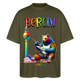 Illustration eines bunten Bären in Regenbogenfarben, der mit Pinsel und Farbpalette kreativ ist, vor dem Berliner Fernsehturm in Regenbogenoptik. Darüber der Schriftzug "Berlin" in Regenbogenfarben und darunter ganz klein "Findickjut". Perfekt zur Feier des CSD Berlin 2025. Oversized Unisex Bio T-Shirt -Khaki