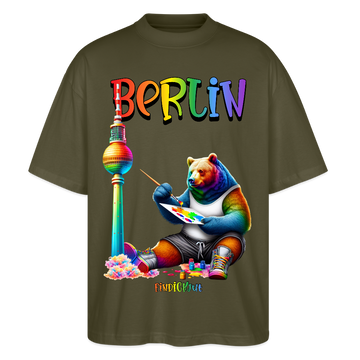 Illustration eines bunten Bären in Regenbogenfarben, der mit Pinsel und Farbpalette kreativ ist, vor dem Berliner Fernsehturm in Regenbogenoptik. Darüber der Schriftzug "Berlin" in Regenbogenfarben und darunter ganz klein "Findickjut". Perfekt zur Feier des CSD Berlin 2025. Oversized Unisex Bio T-Shirt -Khaki