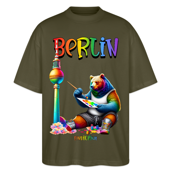 Illustration eines bunten Bären in Regenbogenfarben, der mit Pinsel und Farbpalette kreativ ist, vor dem Berliner Fernsehturm in Regenbogenoptik. Darüber der Schriftzug "Berlin" in Regenbogenfarben und darunter ganz klein "Findickjut". Perfekt zur Feier des CSD Berlin 2025. Oversized Unisex Bio T-Shirt -Khaki