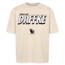 schwarz/weisser Brustprint „EINFACH AUS DAFFKE“ -Unisex T-Shirt- Weit geschnitten, mit breitem Stehkragen und überschnittenen Ärmeln im Oversized-Look. Aus 100% Bio-Baumwolle, mit stabilem Stoff und stylischem Berliner Print.- Naturweiß