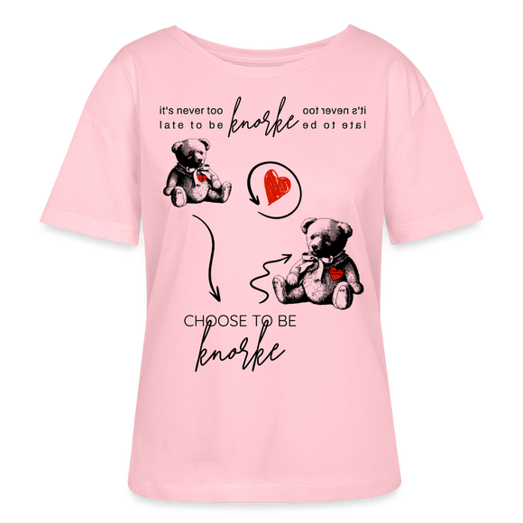 Berlin Shirt in hellrosa-Leichtes Damen Bio mit „It’s never too late to be knorke“ Print, Teddy und Herz, Berliner Schnauze Design.