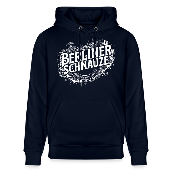 Navy farbebner Bio Unisex Hoodie mit großem weissem „Berliner Schnauze – nüscht für zarte Öhrchen“-Print im Streetart‑Stil, inklusive Berliner Wahrzeichen wie Brandenburger Tor und Fernsehturm auf dem Design.