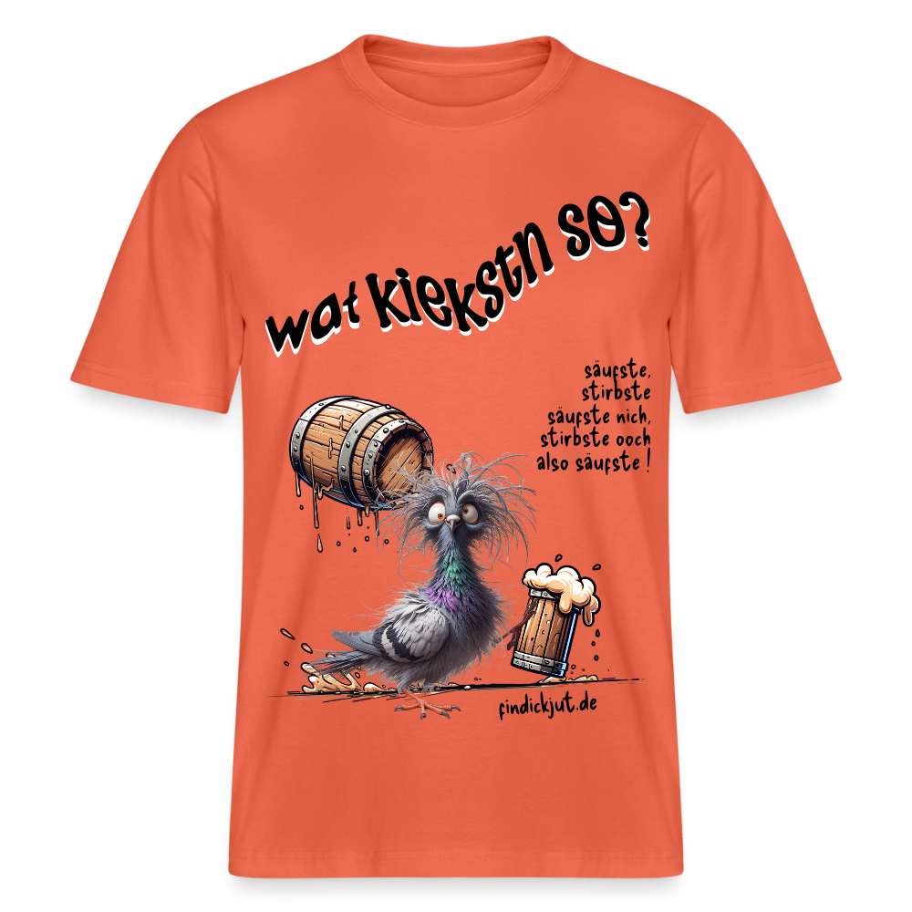 hellrotes, schweres und locker geschnittenes Bio-Shirt mit originellem Druck: Der Berliner Spruch „wat kiekstn so?“ steht prominent über einer gezeichneten, zersausten Taube mit Bierfass und Bierglas. Rechts daneben ist ein weiterer Berliner Spruch aufgedruckt: „säufste, stirbste säufste nich, stirbste ooch also säufste!“ – dieses Bio-Shirt verbindet witzige Berliner Sprüche mit urbanem Stil.