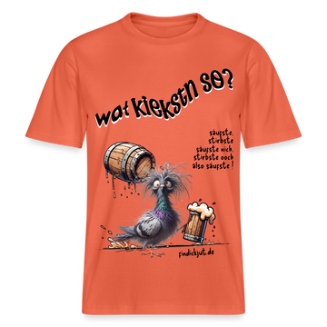 hellrotes, schweres und locker geschnittenes Bio-Shirt mit originellem Druck: Der Berliner Spruch „wat kiekstn so?“ steht prominent über einer gezeichneten, zersausten Taube mit Bierfass und Bierglas. Rechts daneben ist ein weiterer Berliner Spruch aufgedruckt: „säufste, stirbste säufste nich, stirbste ooch also säufste!“ – dieses Bio-Shirt verbindet witzige Berliner Sprüche mit urbanem Stil.
