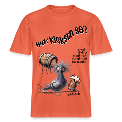hellrotes, schweres und locker geschnittenes Bio-Shirt mit originellem Druck: Der Berliner Spruch „wat kiekstn so?“ steht prominent über einer gezeichneten, zersausten Taube mit Bierfass und Bierglas. Rechts daneben ist ein weiterer Berliner Spruch aufgedruckt: „säufste, stirbste säufste nich, stirbste ooch also säufste!“ – dieses Bio-Shirt verbindet witzige Berliner Sprüche mit urbanem Stil.
