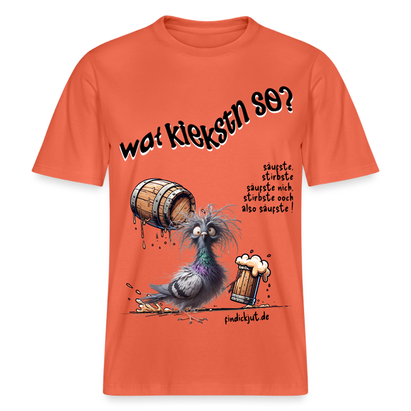 hellrotes, schweres und locker geschnittenes Bio-Shirt mit originellem Druck: Der Berliner Spruch „wat kiekstn so?“ steht prominent über einer gezeichneten, zersausten Taube mit Bierfass und Bierglas. Rechts daneben ist ein weiterer Berliner Spruch aufgedruckt: „säufste, stirbste säufste nich, stirbste ooch also säufste!“ – dieses Bio-Shirt verbindet witzige Berliner Sprüche mit urbanem Stil.