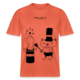 Lockeres Relaxed Fit Berlin Shirt „OHNE WORTE“ aus Bio-Baumwolle mit schwarzem Print: der Berliner Bär als doodleartige Zeichnung, der mit seinem Zauberstab einen Mittelfinger aus einem Zylinderhut hervorzaubert. - Hellrot