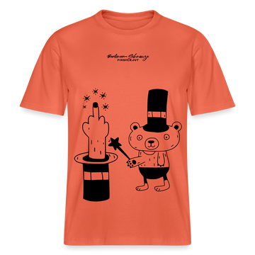 Lockeres Relaxed Fit Berlin Shirt „OHNE WORTE“ aus Bio-Baumwolle mit schwarzem Print: der Berliner Bär als doodleartige Zeichnung, der mit seinem Zauberstab einen Mittelfinger aus einem Zylinderhut hervorzaubert. - Hellrot