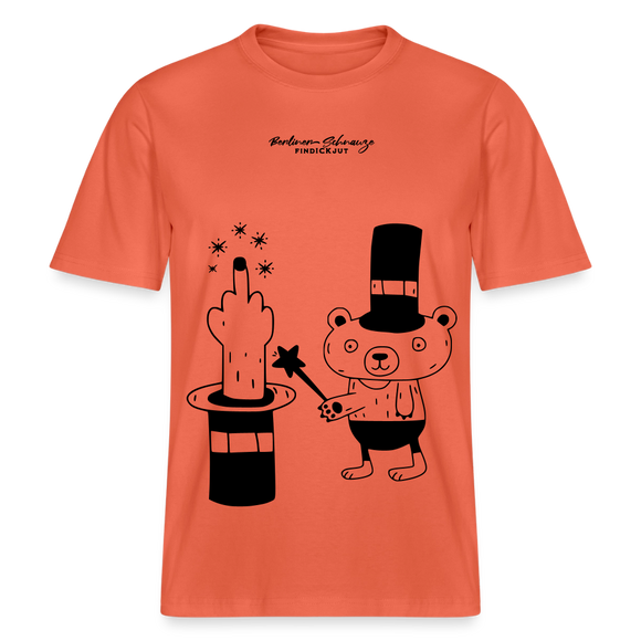 Lockeres Relaxed Fit Berlin Shirt „OHNE WORTE“ aus Bio-Baumwolle mit schwarzem Print: der Berliner Bär als doodleartige Zeichnung, der mit seinem Zauberstab einen Mittelfinger aus einem Zylinderhut hervorzaubert. - Hellrot