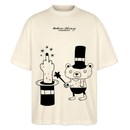 Natur farbenes Oversized Berlin Shirt mit schwarzem „OHNE WORTE“-Design, Zauberhut, ausgestrecktem Mittelfinger und kleinem Bären als Magier.