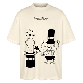 Natur farbenes Oversized Berlin Shirt mit schwarzem „OHNE WORTE“-Design, Zauberhut, ausgestrecktem Mittelfinger und kleinem Bären als Magier.