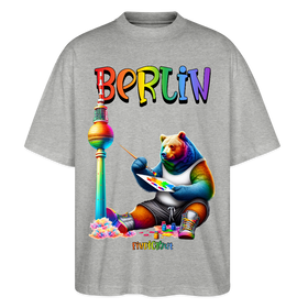 Illustration eines bunten Bären in Regenbogenfarben, der mit Pinsel und Farbpalette kreativ ist, vor dem Berliner Fernsehturm in Regenbogenoptik. Darüber der Schriftzug "Berlin" in Regenbogenfarben und darunter ganz klein "Findickjut". Perfekt zur Feier des CSD Berlin 2025. Oversized Unisex Bio T-Shirt -Grau meliert