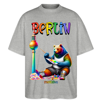 Illustration eines bunten Bären in Regenbogenfarben, der mit Pinsel und Farbpalette kreativ ist, vor dem Berliner Fernsehturm in Regenbogenoptik. Darüber der Schriftzug "Berlin" in Regenbogenfarben und darunter ganz klein "Findickjut". Perfekt zur Feier des CSD Berlin 2025. Oversized Unisex Bio T-Shirt -Grau meliert