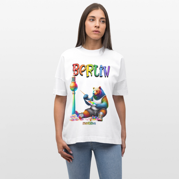 Illustration eines bunten Bären in Regenbogenfarben, der mit Pinsel und Farbpalette kreativ ist, vor dem Berliner Fernsehturm in Regenbogenoptik. Darüber der Schriftzug "Berlin" in Regenbogenfarben und darunter ganz klein "Findickjut". Perfekt zur Feier des CSD Berlin 2025. Oversized Unisex Bio T-Shirt - Weiß
