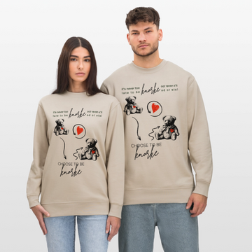 Beiges Sweatshirt mit zwei Teddybären, rotem Herz und dem Schriftzug „It’s never too late to be knorke – choose to be knorke“. Stylisches Berliner Statement-Design.