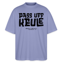 Berliner Spruch-PASS UFF KEULE-Oversized Unisex Bio T-Shirt - Violett