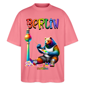 Illustration eines bunten Bären in Regenbogenfarben, der mit Pinsel und Farbpalette kreativ ist, vor dem Berliner Fernsehturm in Regenbogenoptik. Darüber der Schriftzug "Berlin" in Regenbogenfarben und darunter ganz klein "Findickjut". Perfekt zur Feier des CSD Berlin 2025. Oversized Unisex Bio T-Shirt - Pink 