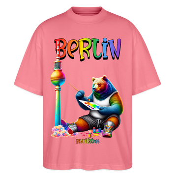 Illustration eines bunten Bären in Regenbogenfarben, der mit Pinsel und Farbpalette kreativ ist, vor dem Berliner Fernsehturm in Regenbogenoptik. Darüber der Schriftzug "Berlin" in Regenbogenfarben und darunter ganz klein "Findickjut". Perfekt zur Feier des CSD Berlin 2025. Oversized Unisex Bio T-Shirt - Pink 