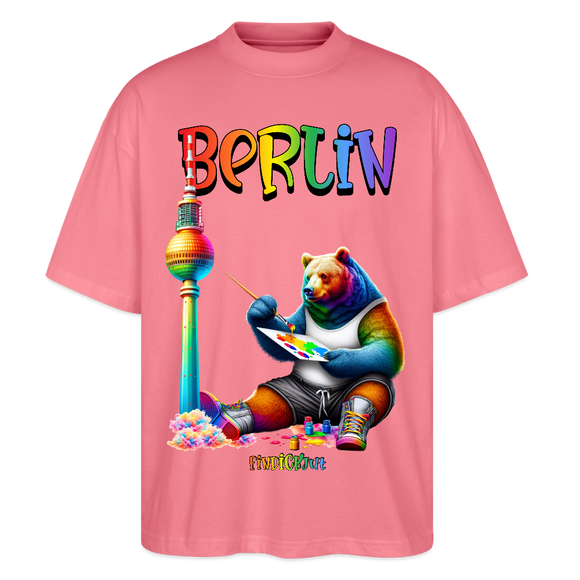 Illustration eines bunten Bären in Regenbogenfarben, der mit Pinsel und Farbpalette kreativ ist, vor dem Berliner Fernsehturm in Regenbogenoptik. Darüber der Schriftzug "Berlin" in Regenbogenfarben und darunter ganz klein "Findickjut". Perfekt zur Feier des CSD Berlin 2025. Oversized Unisex Bio T-Shirt - Pink 