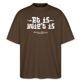 Berliner Gelassenheit-ET IS WIE'T IS-Oversized Unisex Bio T-Shirt - Dunkelbraun