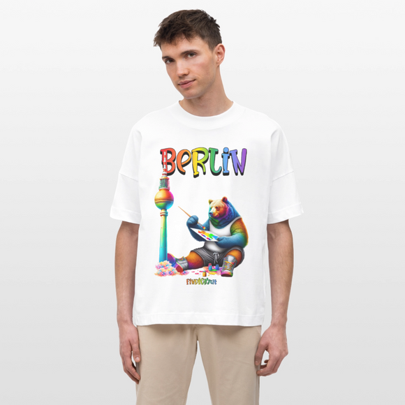 Illustration eines bunten Bären in Regenbogenfarben, der mit Pinsel und Farbpalette kreativ ist, vor dem Berliner Fernsehturm in Regenbogenoptik. Darüber der Schriftzug "Berlin" in Regenbogenfarben und darunter ganz klein "Findickjut". Perfekt zur Feier des CSD Berlin 2025. Oversized Unisex Bio T-Shirt -Weiß