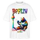 Illustration eines bunten Bären in Regenbogenfarben, der mit Pinsel und Farbpalette kreativ ist, vor dem Berliner Fernsehturm in Regenbogenoptik. Darüber der Schriftzug "Berlin" in Regenbogenfarben und darunter ganz klein "Findickjut". Perfekt zur Feier des CSD Berlin 2025. Oversized Unisex Bio T-Shirt - Weiß