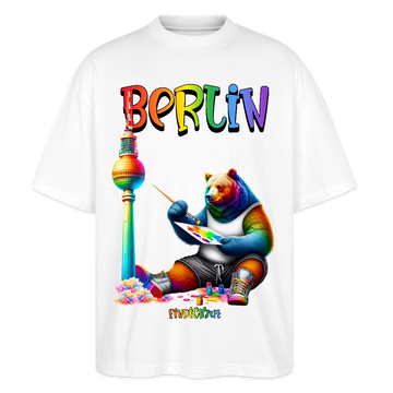 Illustration eines bunten Bären in Regenbogenfarben, der mit Pinsel und Farbpalette kreativ ist, vor dem Berliner Fernsehturm in Regenbogenoptik. Darüber der Schriftzug "Berlin" in Regenbogenfarben und darunter ganz klein "Findickjut". Perfekt zur Feier des CSD Berlin 2025. Oversized Unisex Bio T-Shirt - Weiß