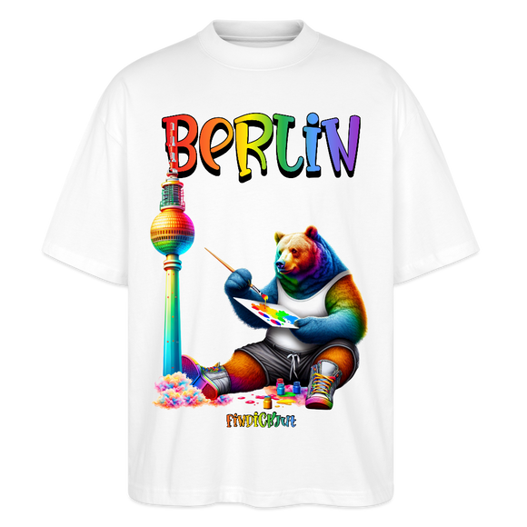 Illustration eines bunten Bären in Regenbogenfarben, der mit Pinsel und Farbpalette kreativ ist, vor dem Berliner Fernsehturm in Regenbogenoptik. Darüber der Schriftzug "Berlin" in Regenbogenfarben und darunter ganz klein "Findickjut". Perfekt zur Feier des CSD Berlin 2025. Oversized Unisex Bio T-Shirt - Weiß