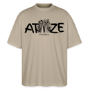 steingraues Oversized Unisex T-Shirt mit großem schwarzen Schriftzug „ATZE“ auf der Brust; darunter stehen zwei gezeichnete Bären im Hoodie und Cap eng beieinander, legen den Arm umeinander und zeigen lässig nach vorn, Symbol für Freundschaft, Besties und Brüder im Berliner Streetstyle.