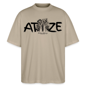 steingraues Oversized Unisex T-Shirt mit großem schwarzen Schriftzug „ATZE“ auf der Brust; darunter stehen zwei gezeichnete Bären im Hoodie und Cap eng beieinander, legen den Arm umeinander und zeigen lässig nach vorn, Symbol für Freundschaft, Besties und Brüder im Berliner Streetstyle.