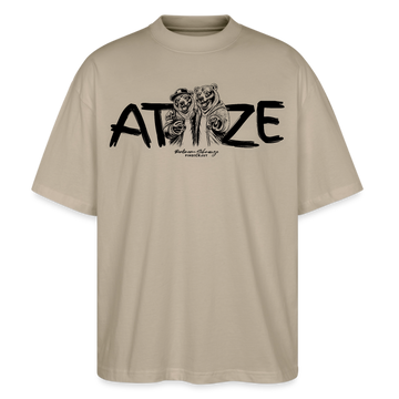 steingraues Oversized Unisex T-Shirt mit großem schwarzen Schriftzug „ATZE“ auf der Brust; darunter stehen zwei gezeichnete Bären im Hoodie und Cap eng beieinander, legen den Arm umeinander und zeigen lässig nach vorn, Symbol für Freundschaft, Besties und Brüder im Berliner Streetstyle.