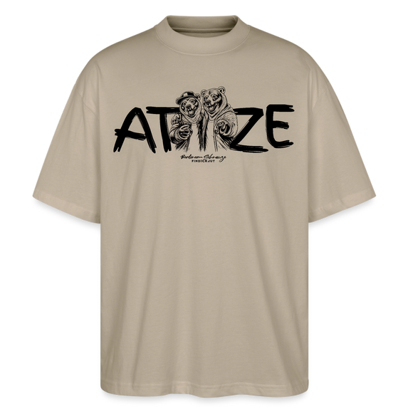 steingraues Oversized Unisex T-Shirt mit großem schwarzen Schriftzug „ATZE“ auf der Brust; darunter stehen zwei gezeichnete Bären im Hoodie und Cap eng beieinander, legen den Arm umeinander und zeigen lässig nach vorn, Symbol für Freundschaft, Besties und Brüder im Berliner Streetstyle.