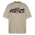 steingraues Oversized Unisex T-Shirt mit großem schwarzen Schriftzug „ATZE“ auf der Brust; darunter stehen zwei gezeichnete Bären im Hoodie und Cap eng beieinander, legen den Arm umeinander und zeigen lässig nach vorn, Symbol für Freundschaft, Besties und Brüder im Berliner Streetstyle.