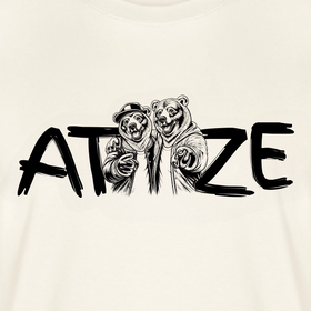 zoom auf naturweisses, locker geschnittenes Unisex T-Shirt mit großem schwarzen Schriftzug „ATZE“, bei dem zwischen dem Buchstaben T und Z eine Illustration von zwei cartoonartigen Bären im Hoodie und Cap sitzt; die Bären stehen eng beieinander, legen den Arm umeinander und zeigen kumpelhaft nach vorn, darunter der Text „Berliner Schnauze – FINDICKJUT“, Symbol für Freundschaft, Besties und Brüder im Berliner Style.
